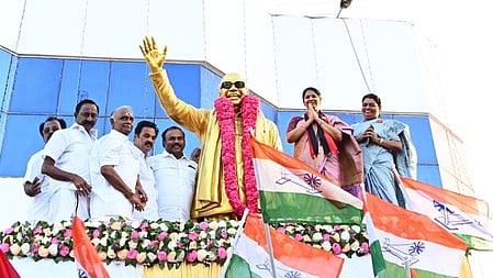 முன்னாள் முதல்வா் கருணாநிதியின் சிலைக்கு மாலை அணிவித்து தோ்தல் பிரசாரத்தைத் தொடங்கிய திமுக வேட்பாளா் கனிமொழி. 