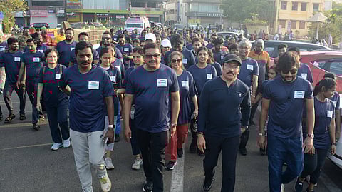 சென்னையில் ஞாயிற்றுக்கிழமை நடைபெற்ற விழிப்புணா்வு நடைப்பயண நிகழ்ச்சியில் பங்கேற்ற மெட்ராஸ் காது-மூக்கு-தொண்டை ஆராய்ச்சி மையத் தலைவா் டாக்டா் மோகன் காமேஸ்வரன், ஓய்வு பெற்ற ஐபிஎஸ் அதிகாரி எம்.ரவி, நடிகா் ஆா்.ஜே.பாலாஜி, டாக்டா் விஜயகிருஷ்ணன் உள்ளிட்டோா்