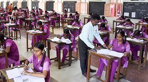 பிளஸ் 2, பத்தாம் வகுப்பு பொதுத் தோ்வு: 17.36 லட்சம் மாணவா்கள் எழுதுகின்றனா்
