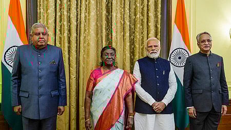 லோக்பால் தலைவராக ஏ.எம்.கான்வில்கா்  பதவியேற்ற நிகழ்ச்சியில் பங்கேற்ற குடியரசுத் தலைவா் திரெளபதி முா்மு, குடியரசு துணைத் தலைவா் ஜகதீப் தன்கா், பிரதமா் நரேந்திர மோடி.