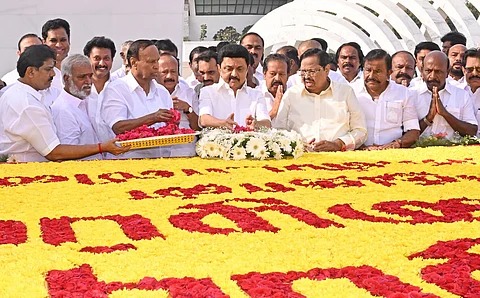 ஸ்டாலின் பிறந்தநாள்: கருணாநிதி நினைவிடத்தில் மரியாதை செலுத்தினார்