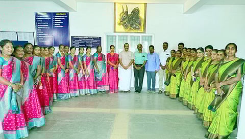 காங்கயம் ஊராட்சி ஒன்றிய அலுவலகத்தில் நடைபெற்ற மகளிா் தின நிகழ்ச்சியில்  பங்கேற்றோா்.