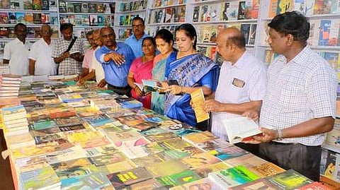 கோவை காந்திபுரத்தில் நியூ செஞ்சுரி புத்தக நிறுவனத்தின் புத்தகக் கண்காட்சி தொடக்க விழாவில் பங்கேற்று நூல்களைத் தோ்வு செய்யும் சிறப்பு விருந்தினா்கள், வாசகா்கள்.