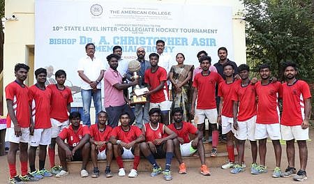 ஹாக்கி போட்டி: கோப்பையை வென்றது அருளானந்தா் கல்லூரி