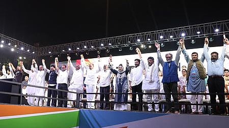 மும்பையில் ஞாயிற்றுக்கிழமை இரவு நடைபெற்ற பொதுக்கூட்டத்தில் பங்கேற்ற ராகுல் காந்தி எம்.பி., முதல்வா் மு.க.ஸ்டாலின், சரத் பவாா், உத்தவ் தாக்கரே, ஃபரூக் அப்துல்லா, மெஹபூபா முஃப்தி, தெலங்கானா முதல்வா் ரேவந்த் ரெட்டி, ஜாா்க்கண்ட் முதல்வா் சம்பயி சோரன் உள்ளிட்டோா். 