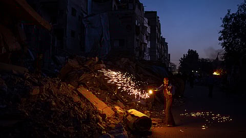 ரமலானை பட்டாசு வெடித்து கொண்டாடும் பாலஸ்தீன சிறுவர்