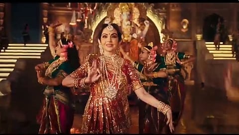 மகன் திருமணத்தில் காஞ்சிபுரம் பட்டுப்புடவையில் நீட்டா அம்பானி; நடனமாடிய விடியோ வைரல்
