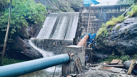 மின்சாரம் தயாரிக்கும் இளைஞர்கள்