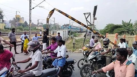 ரயில்கள் நிறுத்தம்