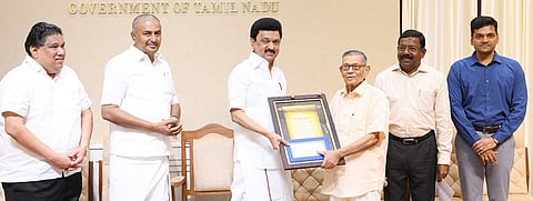 ’கலைஞா் எழுதுகோல் விருதை மூத்த பத்திரிகையாளா் வி.என்.சாமிக்கு சென்னை தலைமைச் செயலகத்தில் வெள்ளிக்கிழமை வழங்கிய முதல்வா் மு.க.ஸ்டாலின். உடன் தமிழ் வளா்ச்சி மற்றும் செய்தித் துறை அமைச்சா் மு.பெ.சாமிநாதன்.