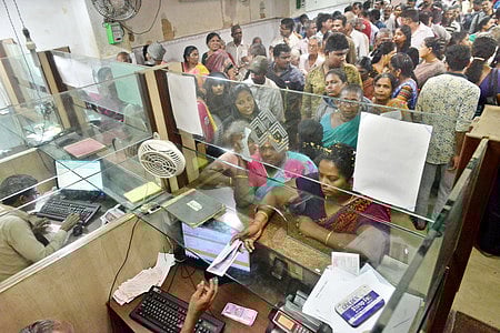 1/12/2016 - CHENNAI: Customers wait in que at a bank in Chennai - Express Photo by P Jawahar. [Tamil Nadu, Demonetisation, Currency Ban, Old Notes