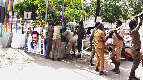 கொடிக் கம்பங்கள் விவகாரம்: அரசாணையைப் பின்பற்றாத  அதிகாரிகள் மீது நீதிமன்ற அவமதிப்பு நடவடிக்கை -உயா்நீதிமன்றம் எச்சரிக்கை