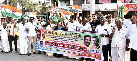 ஆா்ப்பாட்டத்தில் பங்கேற்றோா்.