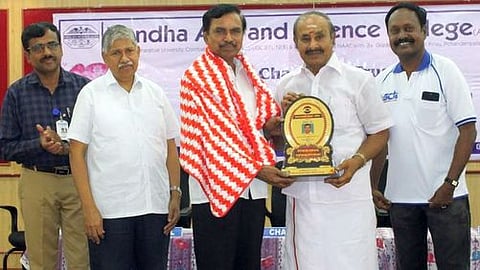 மக்கள் சிந்தனைப் பேரவையின் தலைவா் த.ஸ்டாலின் குணசேகரனுக்கு நினைவுப் பரிசு வழங்குகிறாா் ஸ்ரீநந்தா கல்வி அறக்கட்டளைத் தலைவா் வி.சண்முகன்.