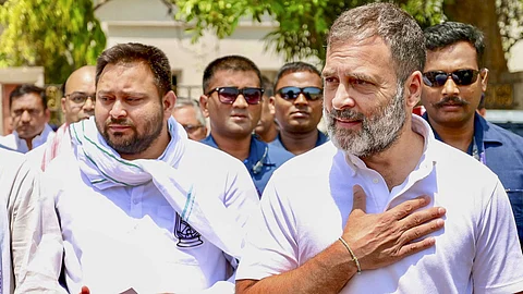 தேஜஸ்வி யாதவ் ராகுல் காந்தியுடன்