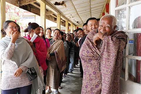 வடகிழக்கு மாநிலமான நாகாலாந்தில் செடேமா கிராமத்திலுள்ள வாக்குச்சாவடியில் புகைப்படக்காரரைக் கண்டதும் சிரிக்கும் நாகர் மக்கள்! / ஏ.பி.