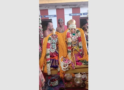 நீடாமங்கலம் சந்தனராமர் கோயிலில் ராமநவமி விழாவையொட்டி திருக்கல்யாண கோலத்தில் பக்தர்களுக்கு அருள்பாலித்த சீதாபிராட்டியார் சமேத ஸ்ரீராமர்.