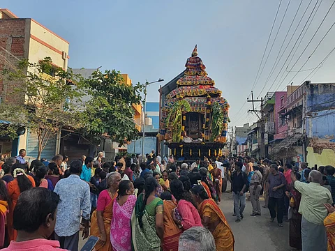 திருநெல்வேலி நகரம் அருள்மிகு கரியமாணிக்கப் பெருமாள் கோயில் பங்குனித் திருவிழாவையொட்டி வியாழக்கிழமை நடைபெற்ற தேரோட்டம்.