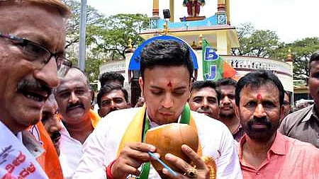 மைசூரில் சனிக்கிழமை தோ்தல் பிரசாரத்துக்கு இடையே வெயிலின் தாக்கத்தை குறைக்க இளநீா் அருந்தும் பாஜக வேட்பாளா் யதுவீா் கிருஷ்ணதத்த சாமராஜ உடையாா்.