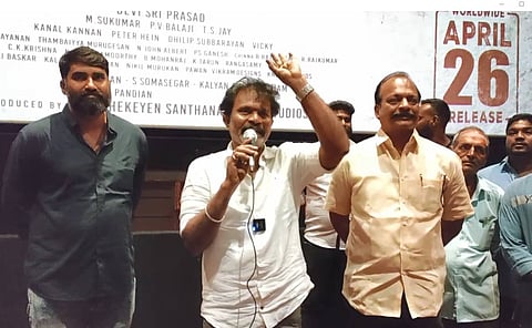 அரசியல்வாதிகள் பாணியில் வீதி வீதியாகச் சென்ற பட இயக்குநர் ஹரி: இதற்காகவா?