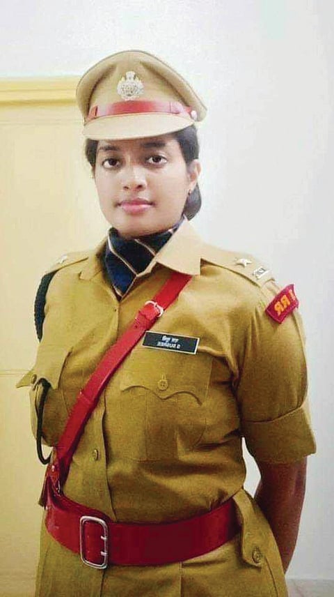 இளம்பெண் ஐ.பி.எஸ். அதிகாரி..