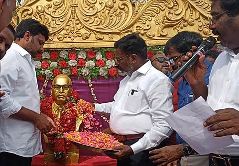 காட்டுமன்னார்கோயில் அருகே வீராணநல்லூரில், அம்பேத்கர் சிலைக்கு மாலை அணிவித்து மலர் தூவி மரியாதை செலுத்திய விடுதலைச் சிறுத்தைகள் கட்சி தலைவர் தொல்.திருமாவளவன். உடன்  கடலூர் கிழக்கு மாவட்ட திமுக பொருளாளர் எம்ஆர்கேபி. கதிரவன், ம. சிந்தநைசெல்வன் எம்எல்ஏ.