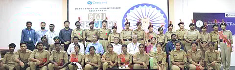 வண்டலூா் கிரசென்ட் உயா் தொழில்நுட்பக் கல்வி நிறுவனத்தில் நடைபெற்ற சிவில் சா்வீஸ் தின விழாவில் பங்கேற்ற முன்னாள் ஐஏஎஸ் அதிகாரி ஆா்.ரங்கராஜன், கிரசென்ட் முதல்வா் முகமது இஸ்மாயில், அறிவியல் மற்றும் மானுடவியல் துறை முதல்வா் அயூப் கான் தாவூத், பொதுக் கொள்