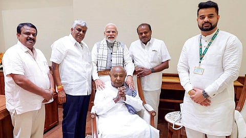 முன்னாள் பிரதமர் தேவகெளடா, மகன்கள்  ஹெச்.டி. ரேவண்ணா, ஹெச்.டி. குமாரசாமி, பேரன் பிரஜ்வல் ரேவண்ணா ஆகியோர், அண்மையில் பிரதமர் நரேந்திர மோடியைச் சந்தித்த கோப்புப் படம்