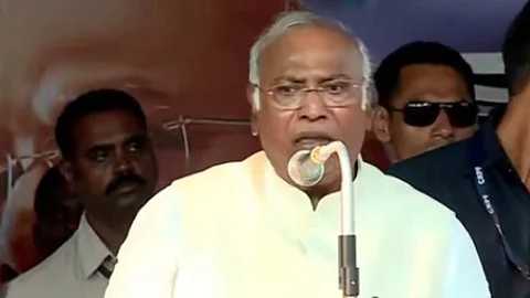 பிரசார பொதுக்கூட்ட மேடையில் மல்லிகார்ஜுன கார்கே 