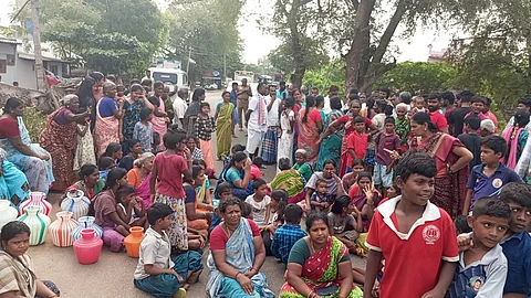 லட்சுமிபுரத்தில் குடிநீா் கேட்டு காலி குடங்களுடன் சாலை மறியலில்  ஈடுபட்ட மக்கள். 