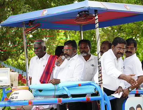 சிதம்பரம் தொகுதியில் திருச்சின்னபுரத்தில் பிரசாரத்தில் ஈடுபட்ட விசிக தலைவர் தொல். திருமாவளவன்