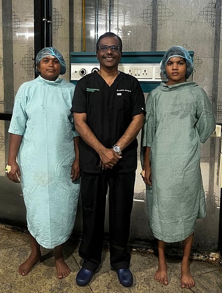 சென்னை ஓமந்தூராா் அரசு பன்னோக்கு சிறப்பு மருத்துவமனையில் காலில் சவ்வு மாற்று அறுவை சிகிச்சை செய்து கொண்ட ஈட்டி எறிதல் வீராங்கனை கனிஷா, அவரது தாயாருடன் மருத்துவா் ஜி.லியோனாா்ட் பொன்ராஜ்.