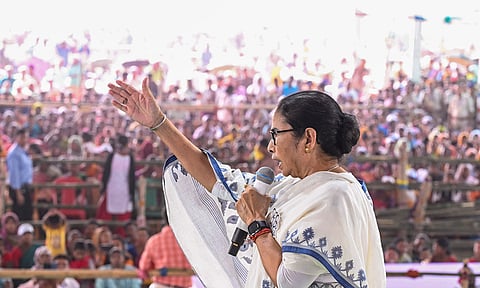 பிரதமரின் பிரசாரத்துக்கு உதவ ஏழு கட்ட தோ்தல்: தோ்தல் ஆணையம் மீது மம்தா குற்றச்சாட்டு