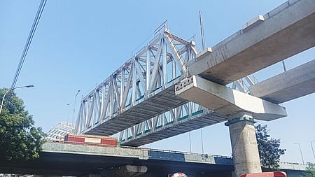 சென்னை போரூா் அருகே பூந்தமல்லி நெடுஞ்சாலையில் ஓட்டுநா் இல்லாத மெட்ரோ ரயில்  இயக்குவதற்காக அமைக்கப்பட்ட இரும்பு பாலம்.
