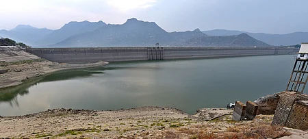 24/04/2017 - COIMBATORE: Mettur dam seen with very little water - Express Photo by A.Raja Chidambaram. [Tamil Nadu, Coimbatore, Mettur Dam, Summer,
