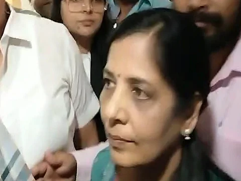 தில்லி முதல்வர் மனைவி சுனிதா கேஜரிவால்