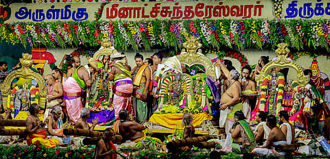 மதுரை சித்திரை திருவிழாவின் முக்கிய நிகழ்வுகளில் ஒன்றான மீனாட்சி அம்மன் - சுந்தரேசுவரர் திருக்கல்யாண வைபவம் கோலாகலமாக நடைபெற்றது.