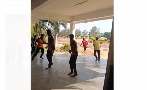 மயங்கி விழுந்த மாணவனை காப்பாற்ற ஓடும் சக மாணவர்கள்.