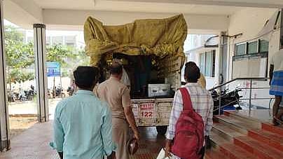 தேனியில் வாக்குப்பதிவு இயந்திரங்கள் அனுப்பி வைக்கப்படும் காட்சி