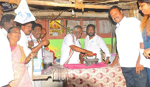 துணிகளுக்கு இஸ்திரி போட்டு வாக்கு சேகரித்த சட்டமன்ற உறுப்பினர்!