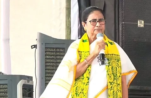பாஜகவினரின் ஹெலிகாப்டரில் சோதனை நடத்த துணிச்சல் உண்டா? மம்தா