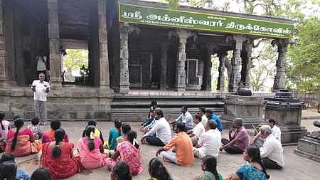 பேரையூா் தேவன்குறிச்சி அக்னீஸ்வரா் மலைக்கோயிலில் நடைபெற்ற பாரம்பரிய நடைபயணத்தில் பங்கேற்றோா்.