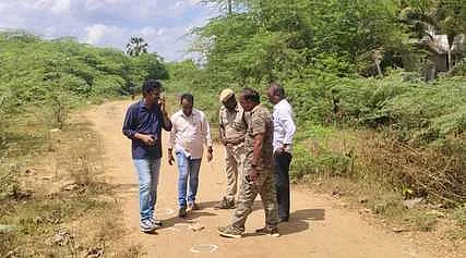 ஆரோக்கியநாதபுரத்தில் சிறுத்தையின் கால் தடத்தை ஆய்வுசெய்த திருச்சி மண்டல தலைமை வன பாதுகாவலா் சதீஷ்.

