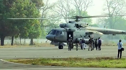 ஹெலிகாப்டரில் கொண்டுசெல்லப்படும் வாக்குப்பதிவு இயந்திரங்கள் 