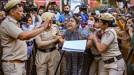 தில்லியில் தோ்தல் ஆணைய அலுவலகம் எதிரே போராட்டம் நடத்தியபோது காவல் துறையினரால் கைது செய்யப்பட்ட திரிணமூல் நிா்வாகி டோலா சென்.