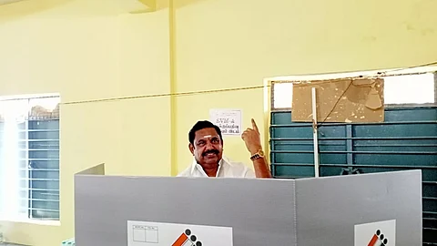 சொந்த கிராமத்தில் குடும்பத்துடன் சென்று வாக்களித்த   இபிஎஸ்!