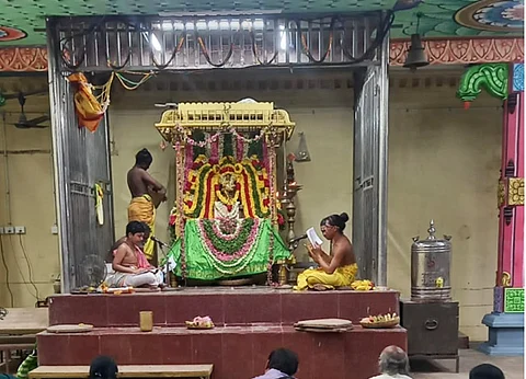 குருபரிகார கோயிலில் உற்சவ தட்சிணாமூர்த்தி சன்னதியில் நடைபெற்ற லட்சார்ச்சனை.