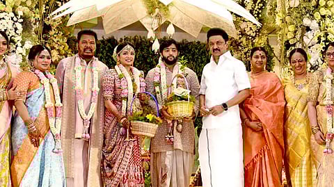 இயக்குநர் ஷங்கரின் மூத்த மகள் திருமண நிகழ்வில் முதல்வர் மு.க.ஸ்டாலின், மனைவி துர்கா ஸ்டாலினுடன் கலந்து கொண்டு தம்பதியினரை வாழ்த்தினர்.