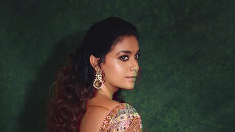 கீர்த்தி சுரேஷ் சேலையில் அழகாக போஸ் கொடுத்தபடி நடத்தியுள்ள போட்டோஷூட் இணையத்தில் வைரலானது.