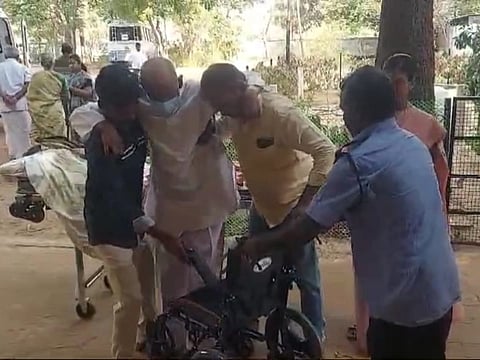 தஞ்சாவூரில் வெள்ளிக்கிழமை காலை ஆம்புலன்சில் வந்து வாக்களித்த முன்னாள் ஆயர் எம் எம். தேவதாஸ் ஆம்புரோஸ்.